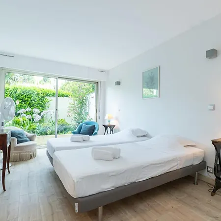 Sea View & Gardens In Apartment