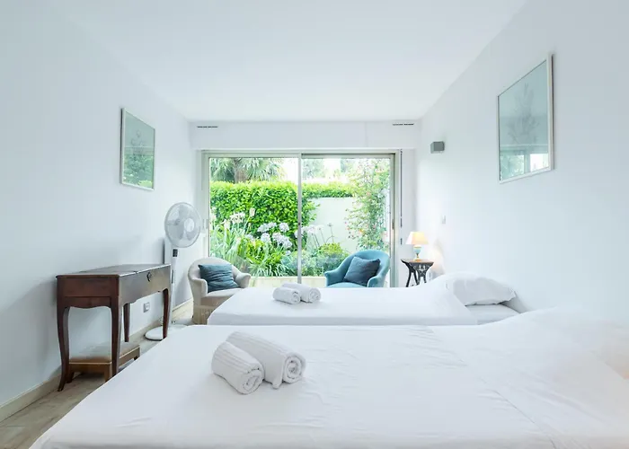 Sea View & Gardens In Антиб